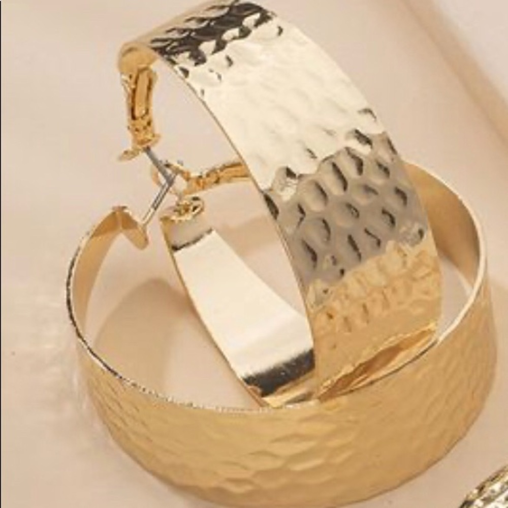 Thick gold tone hoop.